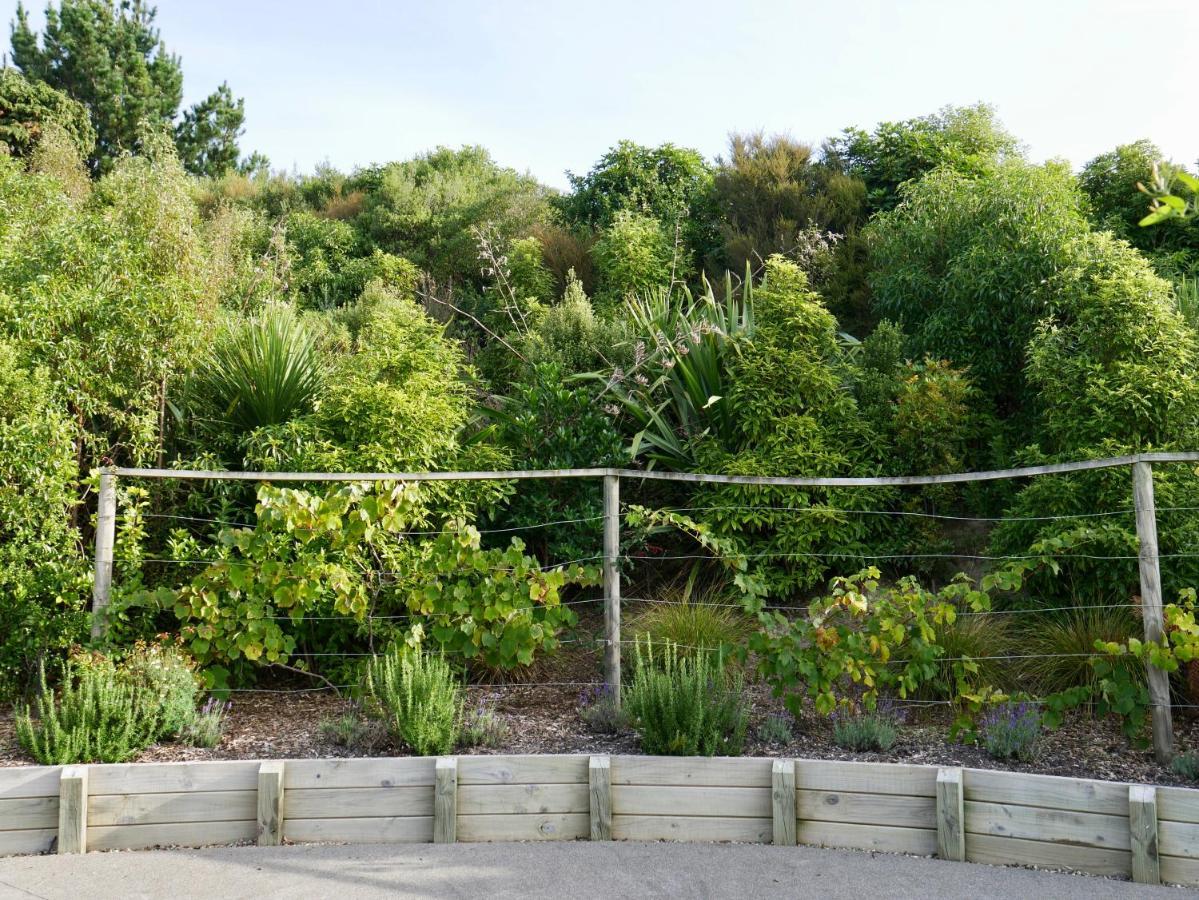 Aston Road Villa Bed & Breakfast Waikanae Exteriör bild